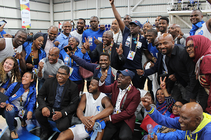 Qualification de l’équipe masculine de basket-ball pour les demi-finales, après sa victoire hier soir à Phoenix, face aux Mauriciens (72-56).