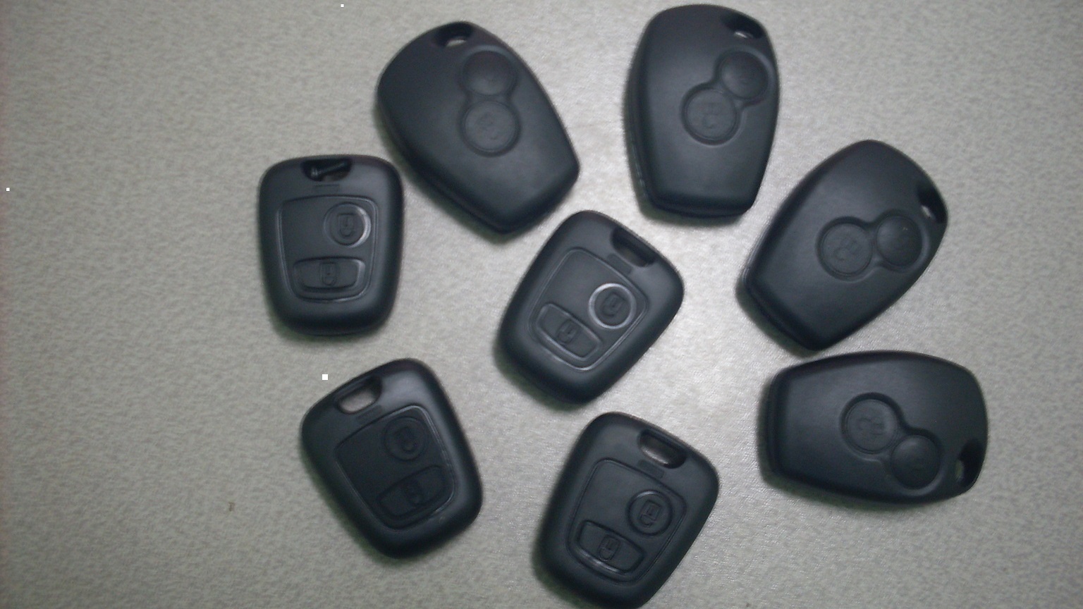 à vendre des cocques de clé de voiture peugeot citroen renault et dacia