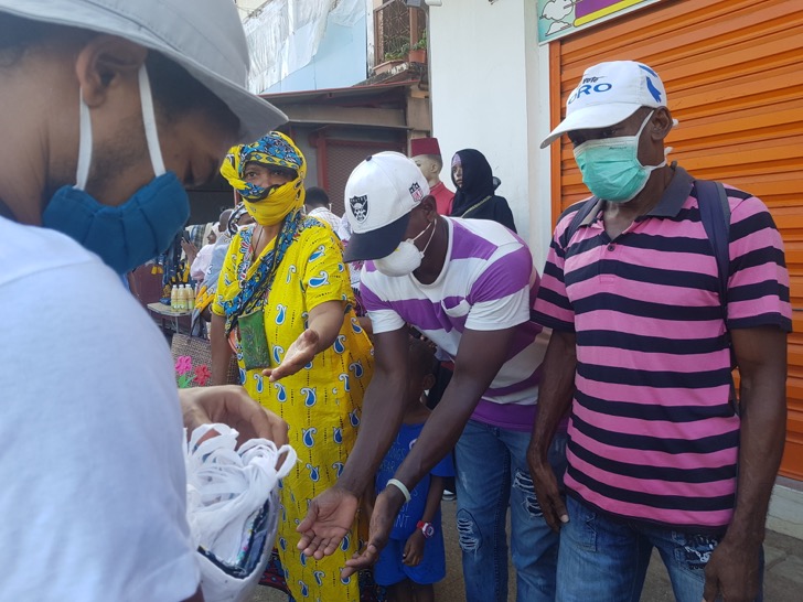 Rue du Commerce à Mayotte presque déconfinée : peu de clients, mais des attroupements