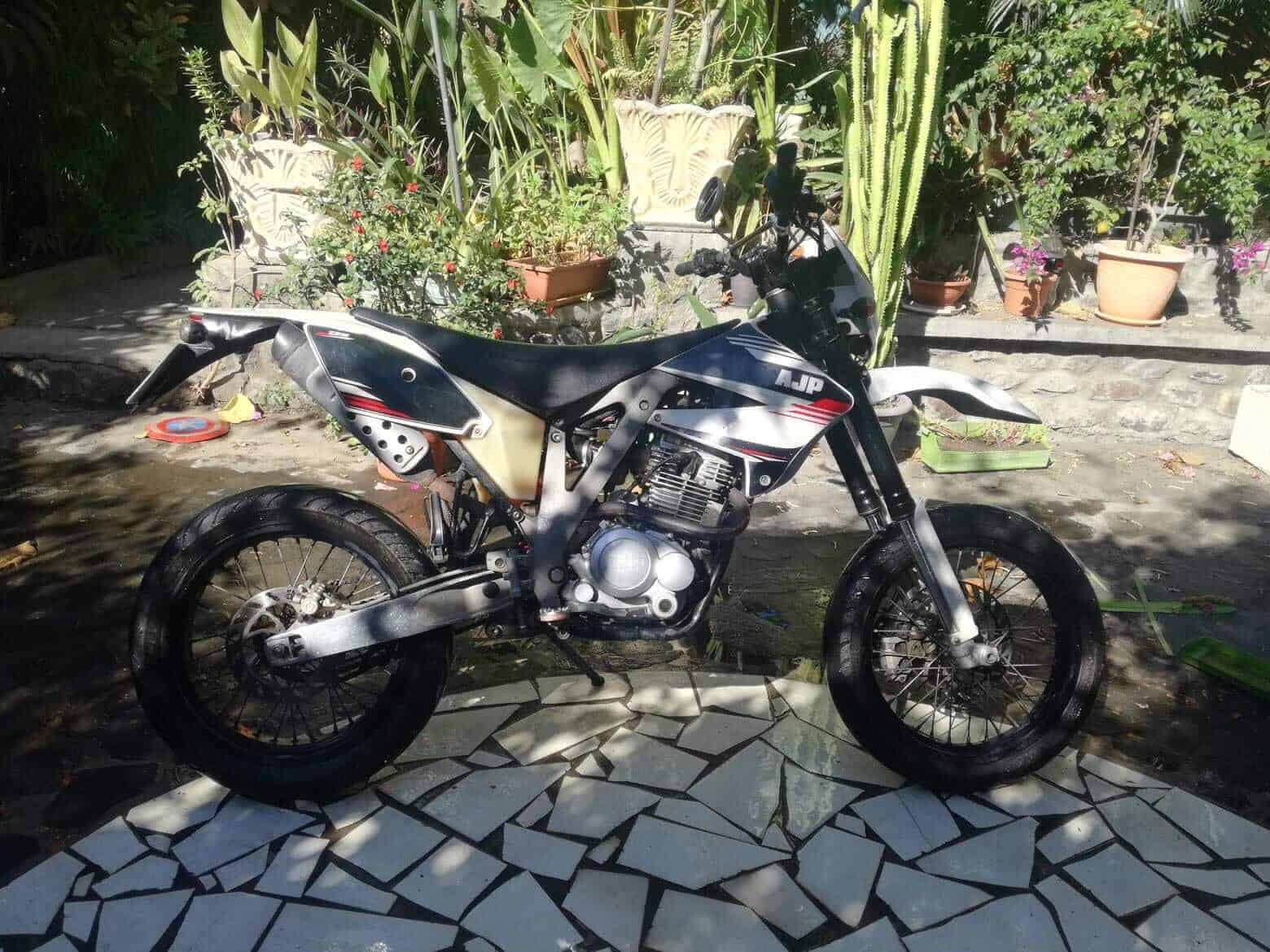 Vends Moto 125cc AJP  Pr3