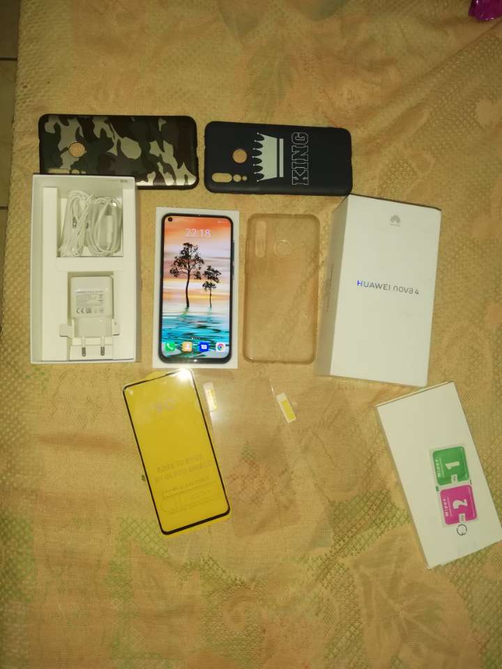 Vend Huawei Nova 4 bleu 8 Giga de Ram 128 Giga de Stockages