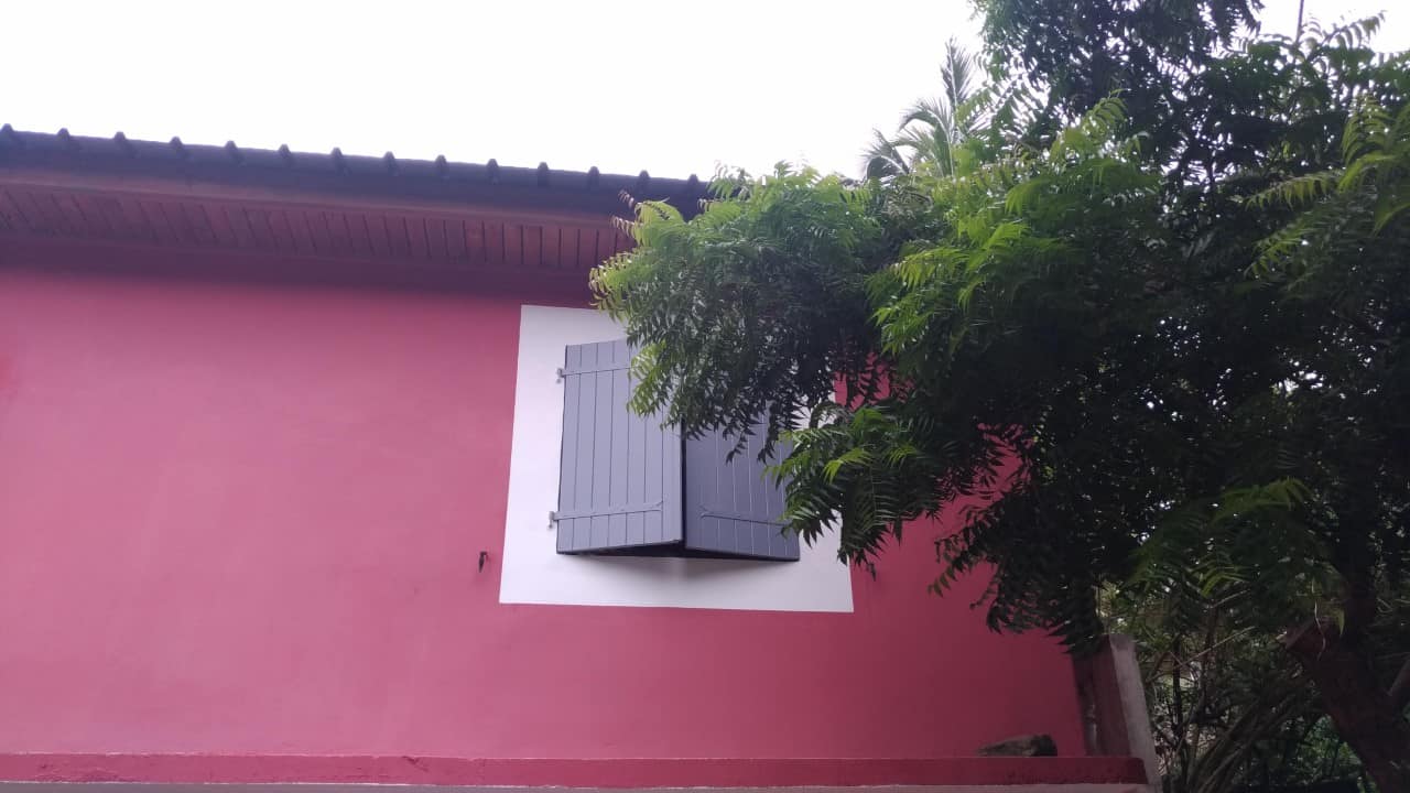 LOUE TRES BEL APPT MEUBLE T4. QUARTIER DOUJANI A SADA. IL SE TROUVE ENTRE LA GENDARMERIE ET LA LYCEE DE SADA