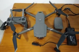 Dji mavic 2 zoom livré avec caméra et deux batteries