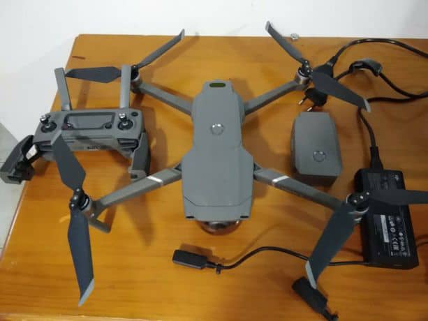 Dji mavic 2 zoom livré avec caméra et deux batteries