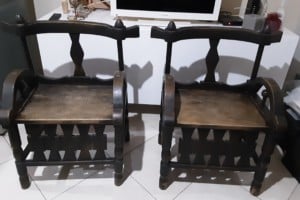 Vends deux fauteuils en bois