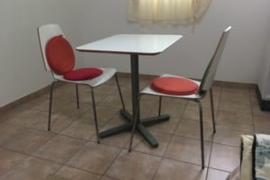 Vends Table d’appoint rectangulaire + 2 chaises assorties