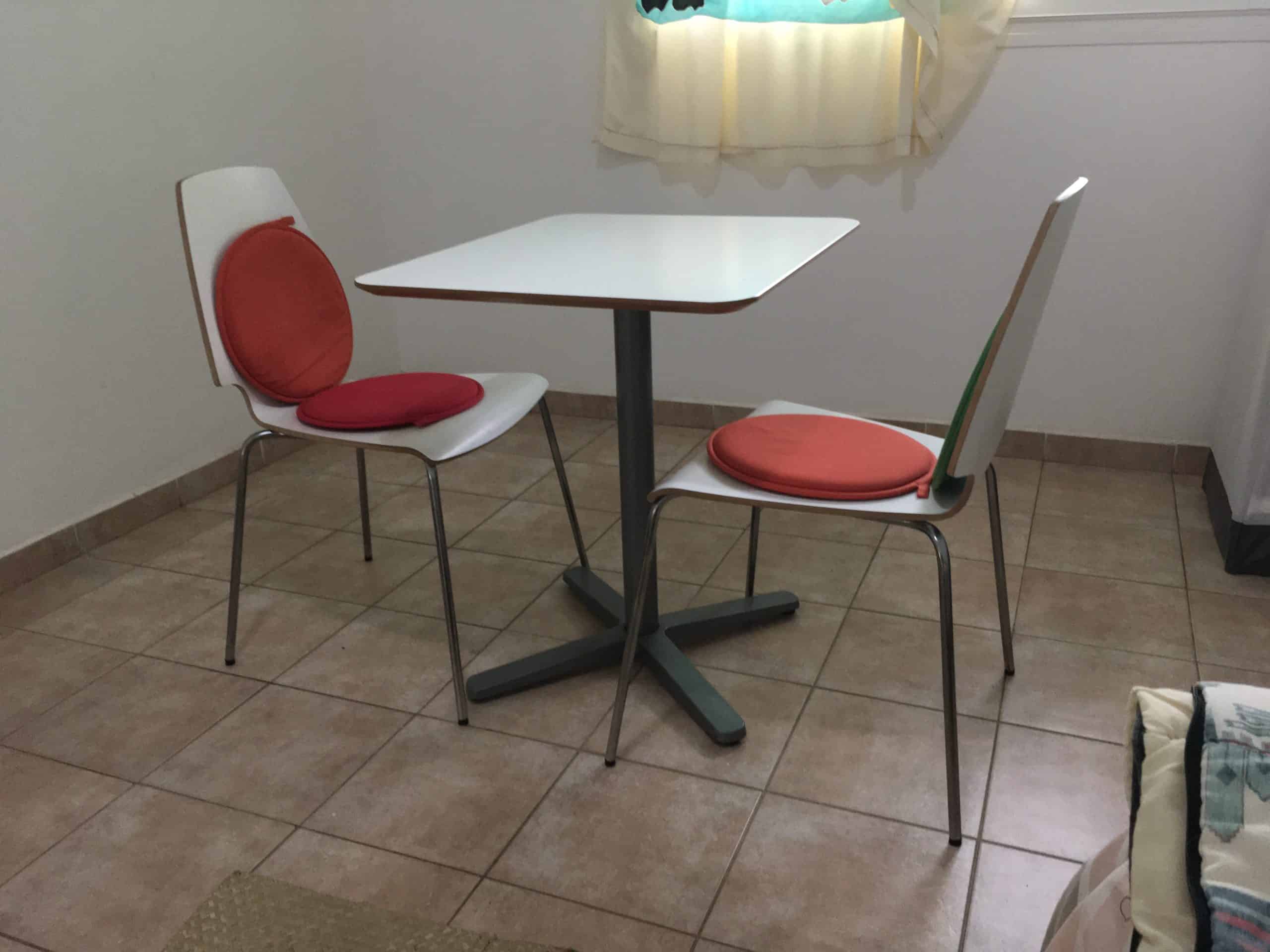 Vends Table d’appoint rectangulaire + 2 chaises assorties
