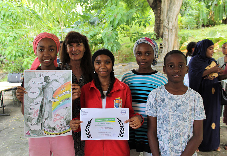 harcelement-scolaire-affiche-repeindre-monde-plus-heureux