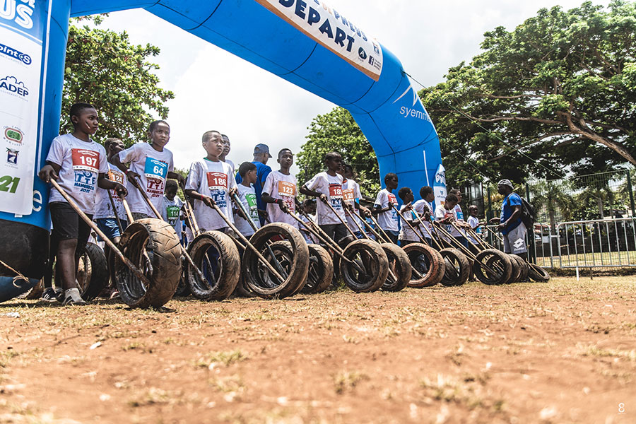 course-de-pneus-retour-chapeaux-de-roues