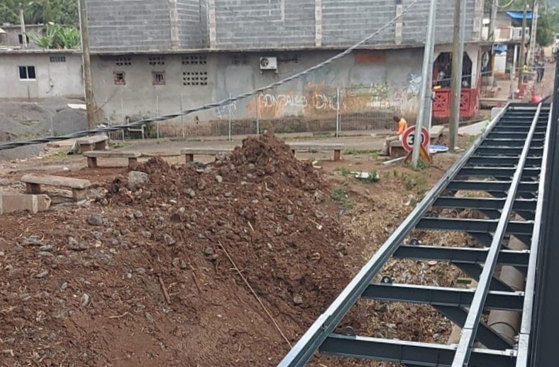 pont-de-dzoumogne-la-passerelle-pietonne-est-elle-aussi-installee