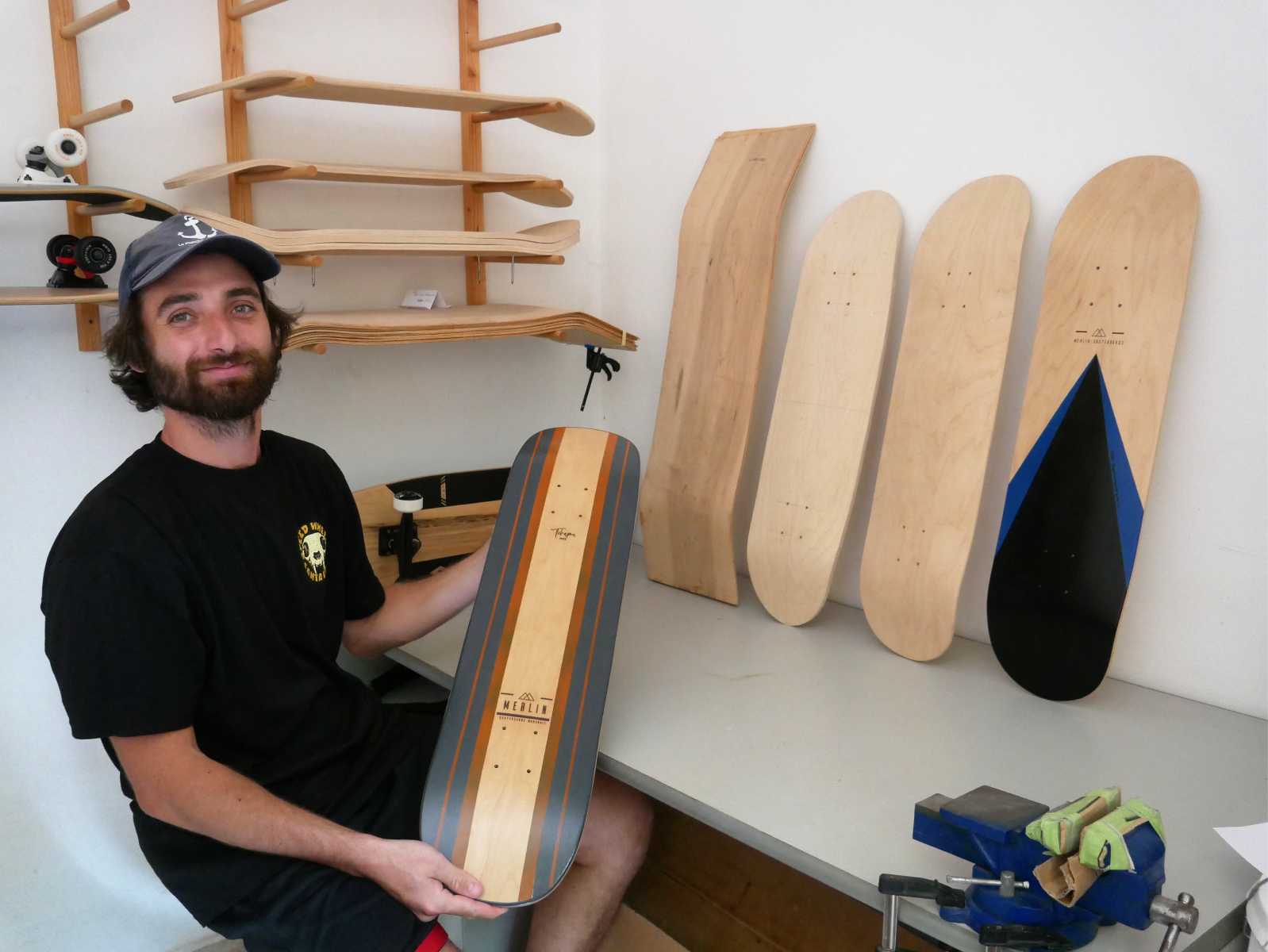 avec-ses-skateboards-artisanaux-tom-a-trouve-son-equilibre