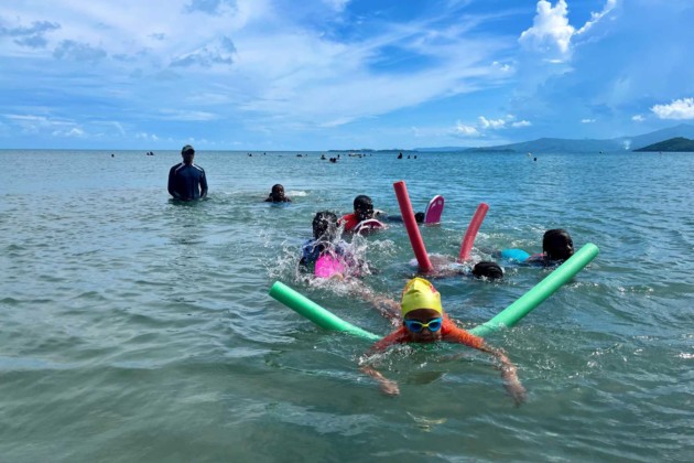 petite-terre-900-enfants-apprendront-nager-gratuitement-dici-aout
