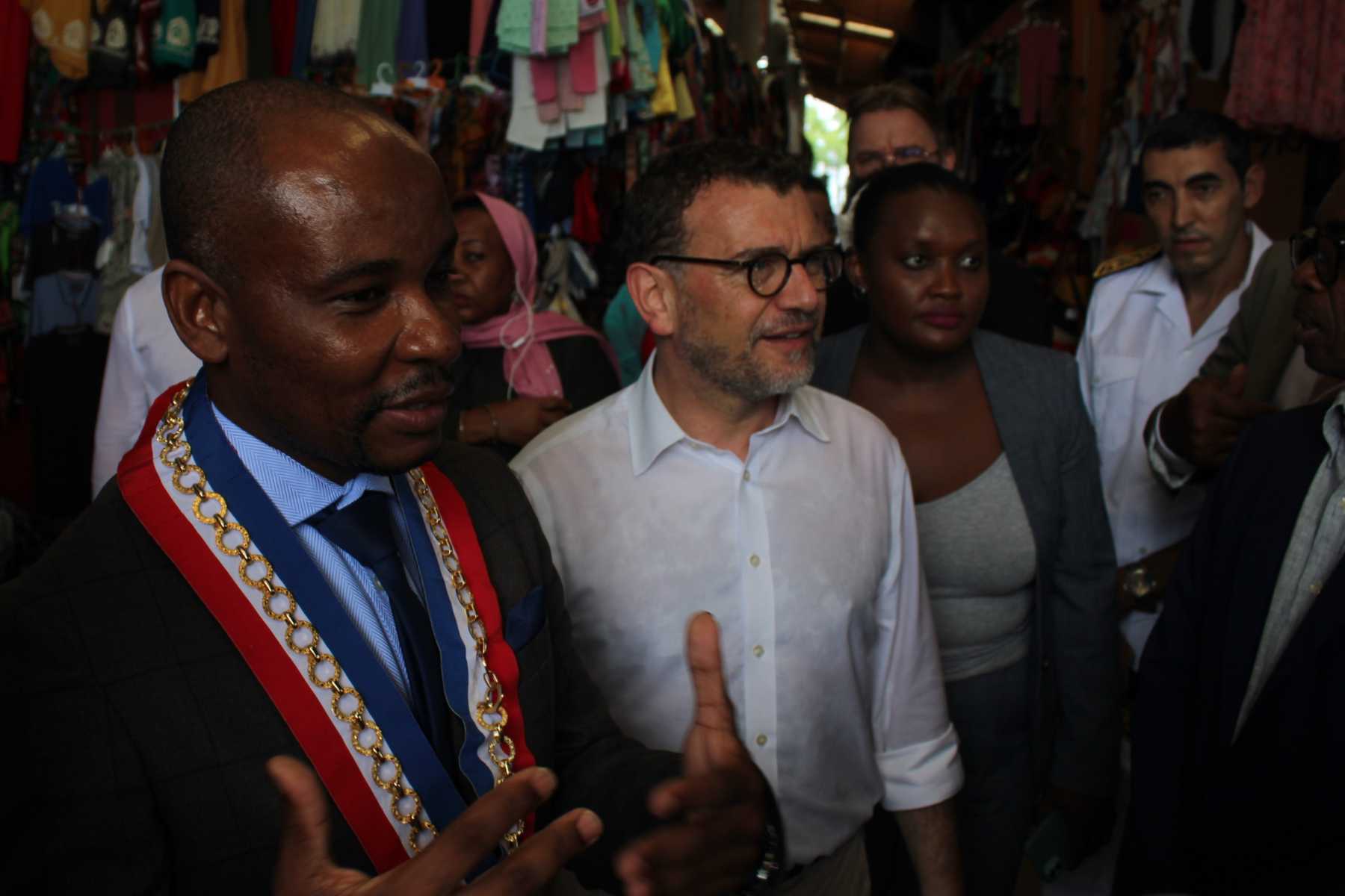 une-visite-ministerielle-au-marche-avant-de-se-mettre-aux-logements