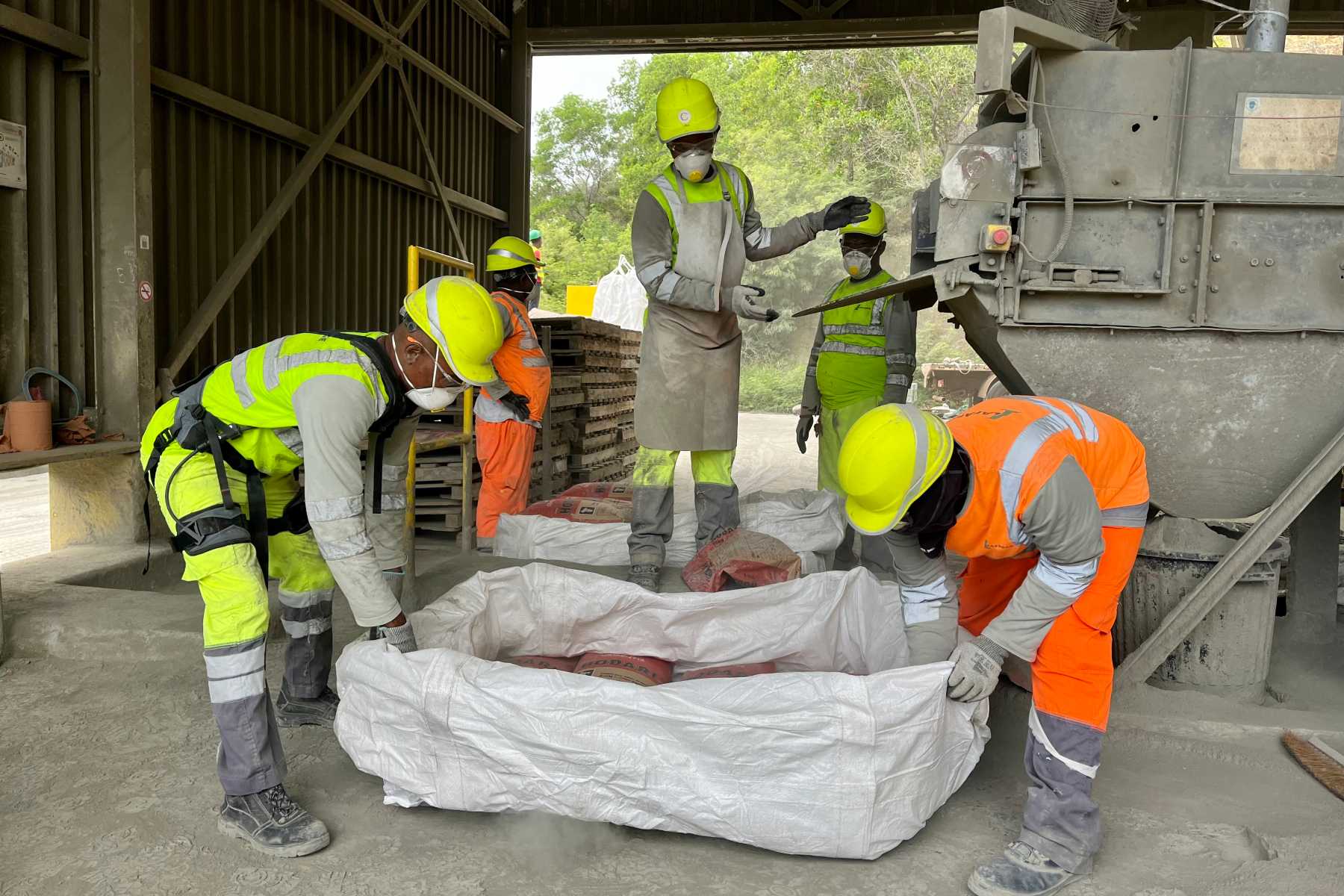 avec-ses-exosquelettes-cementis-experimente-la-manutention-du-futur