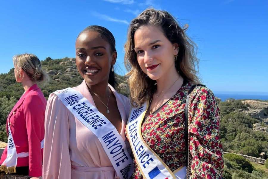 miss-excellence-myriam-ahamada-en-stage-avec-les-autres-pretendantes