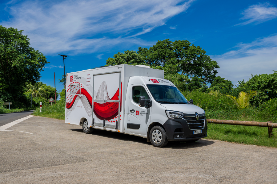 un-camion-banque-caisse-depargne-cepac-sur-grande-terre