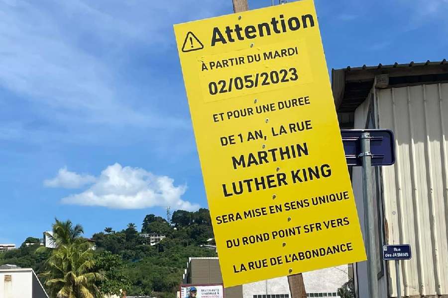 caribus-la-rue-martin-luther-king-a-kaweni-passe-a-sens-unique