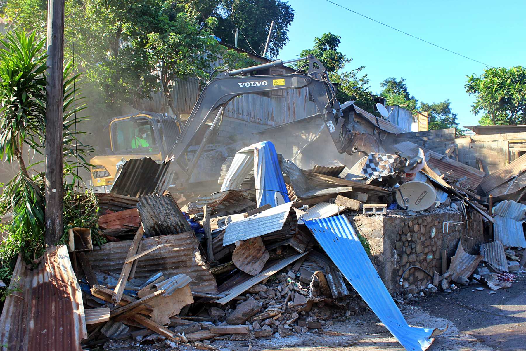 koungou-debut-de-la-demolition-du-bidonville-talus-2-a-majicavo-koropa