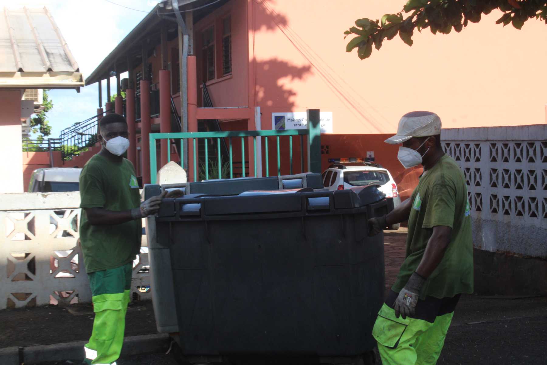 Poubelle Haute étroite Pour Les Déchets Dangereux à L'hôpital