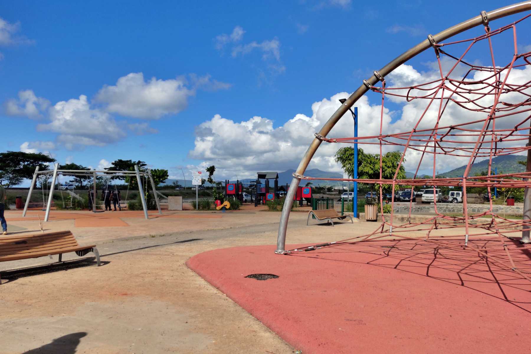 une-aire-de-jeux-intergenerationnelle-voit-le-jour-a-mtsapere