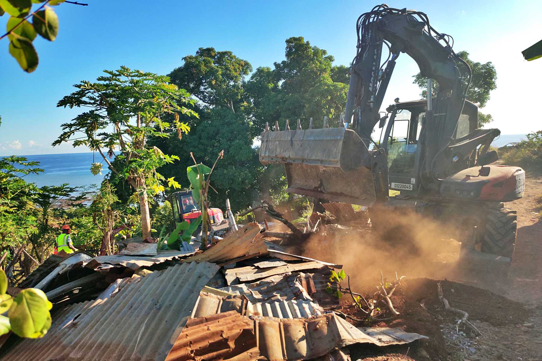 la-demolition-de-barakani-a-koungou-est-lancee