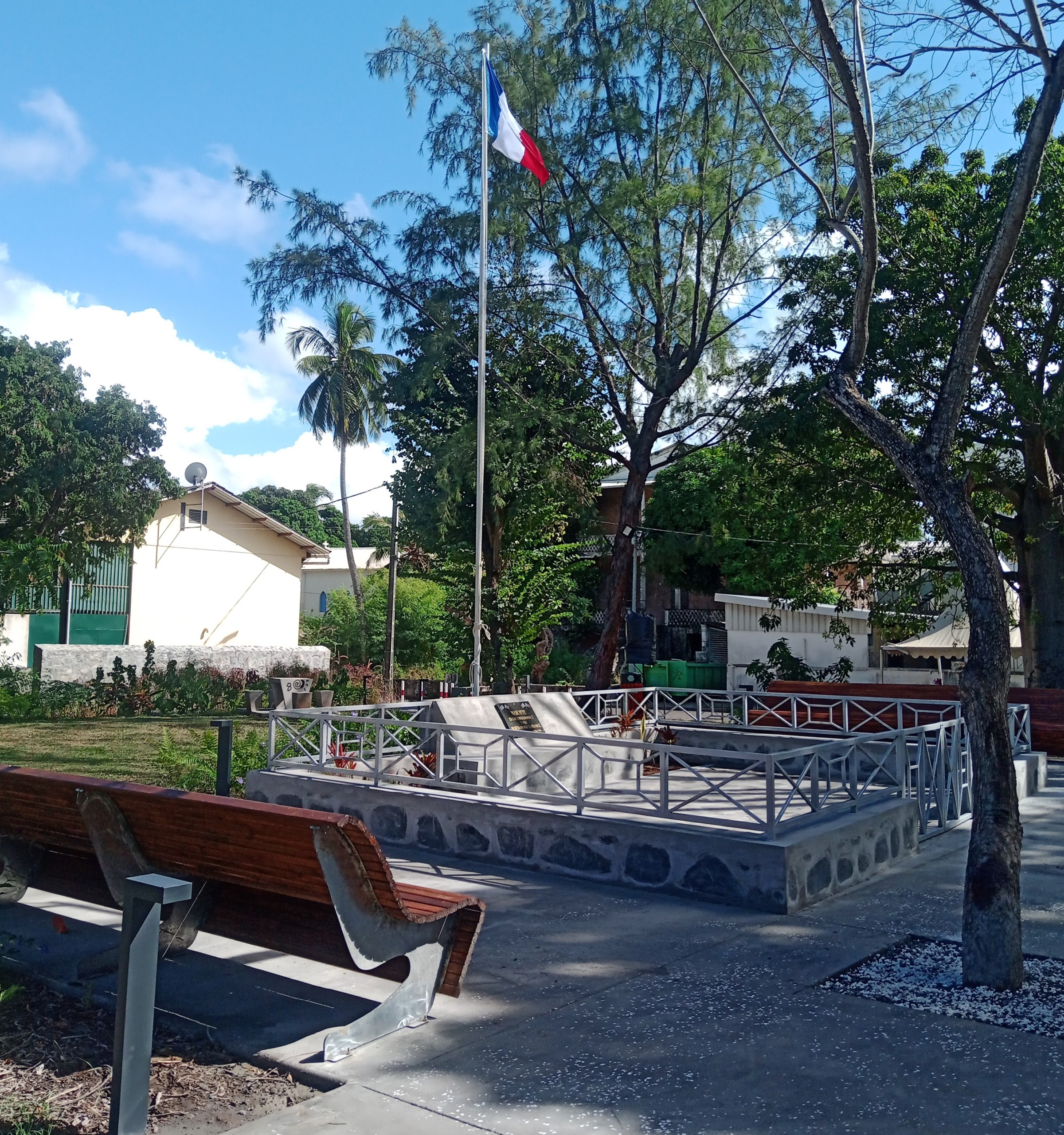 la-nouvelle-place-de-france-a-dzaoudzi-inauguree