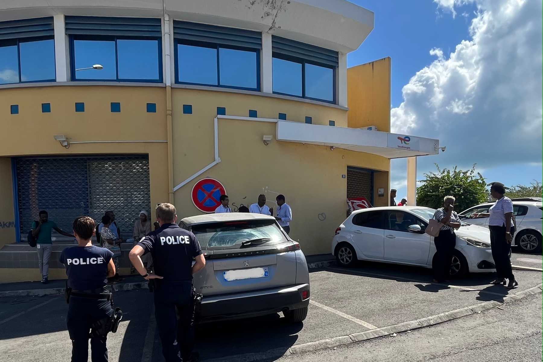 le-siege-de-total-bloque-par-les-grevistes-ce-lundi