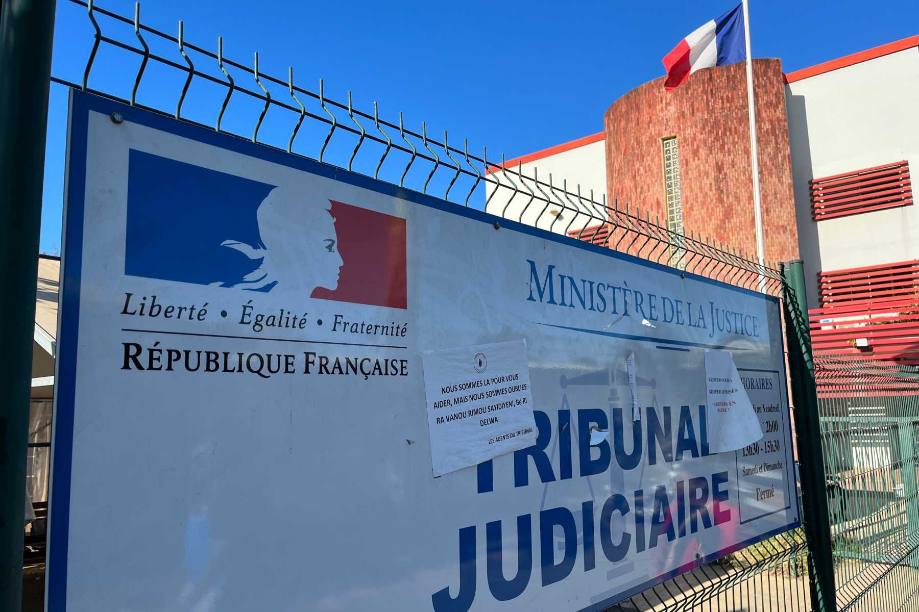 votre-main-est-restee-dessinee-sur-la-peau-de-madame
