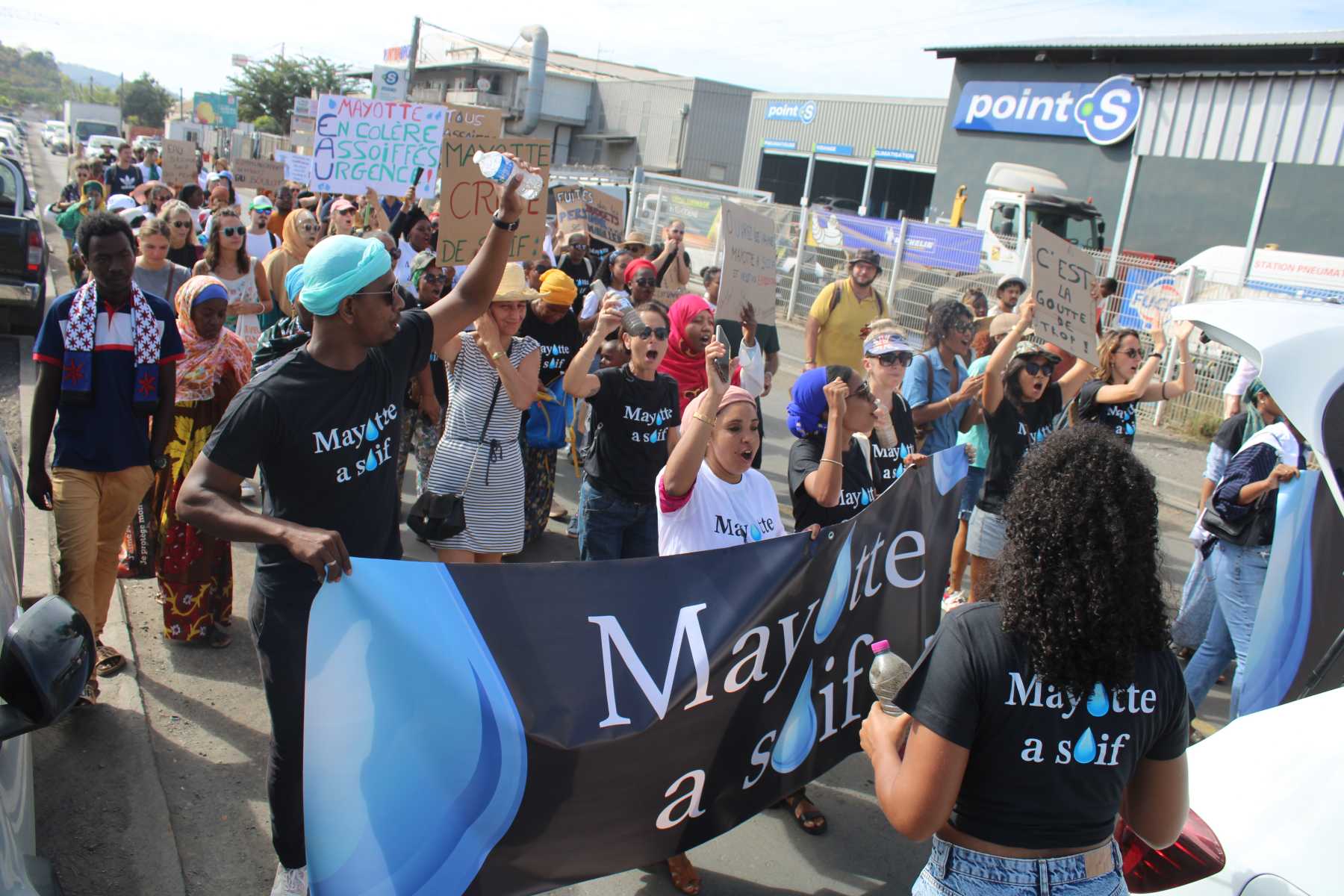 crise-de-leau-un-premier-cortege-de-leau-dans-les-rues-de-mamoudzou