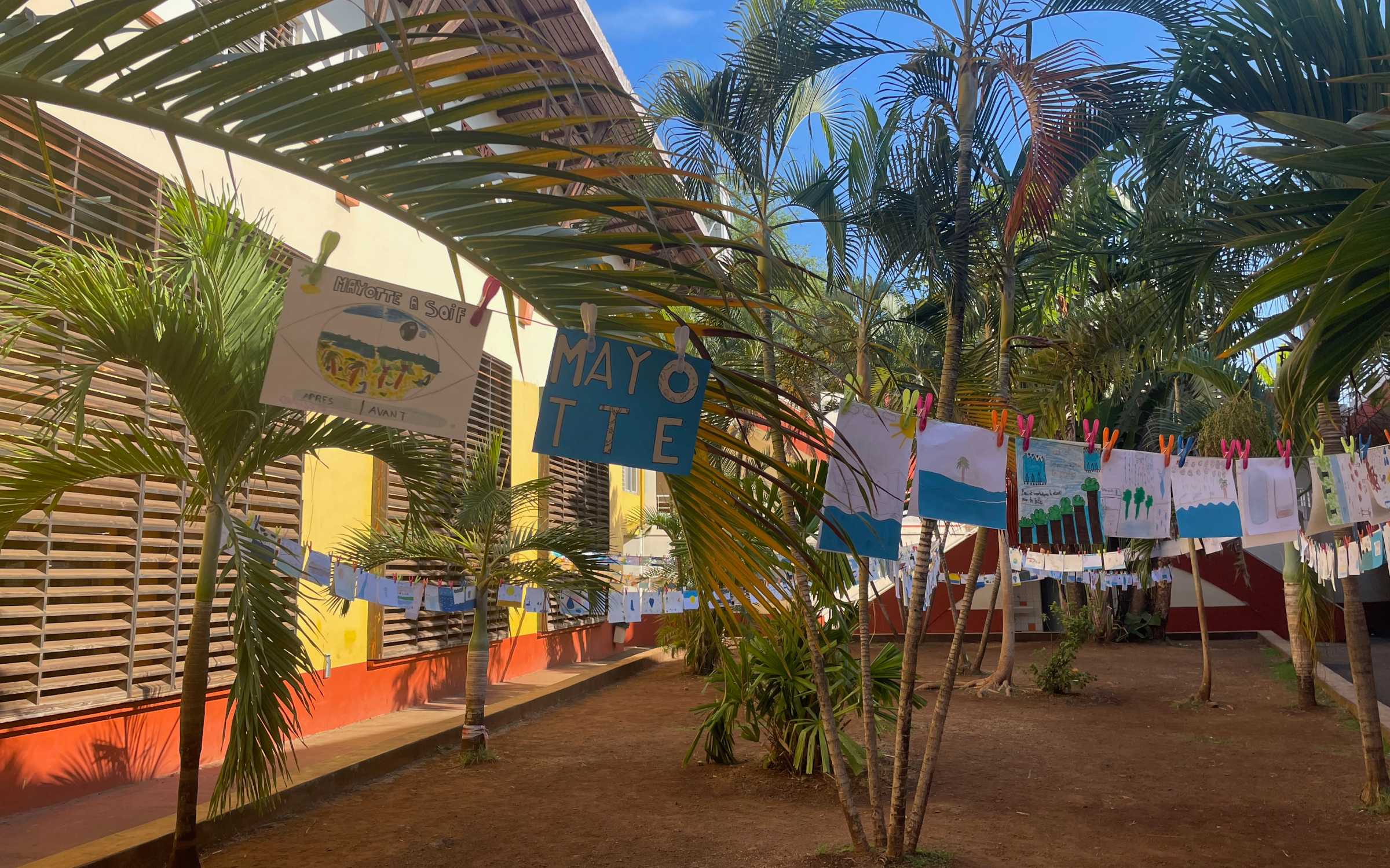 la-grande-lessive-au-college-mgombani-se-fait-avec-ou-sans-eau