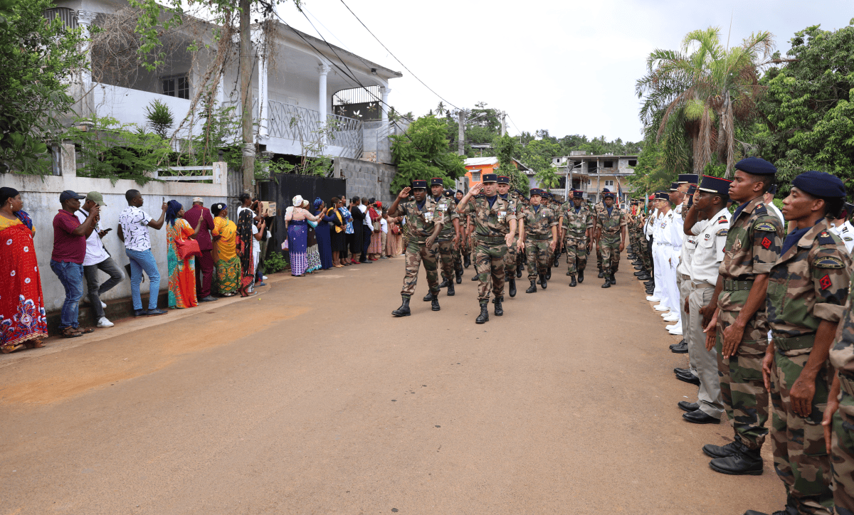 les-stagiaires-du-rsma-defilent-dans-les-rues-de-ouangani les-stagiaires-du-rsma-defilent-dans-les-rues-de-ouangani