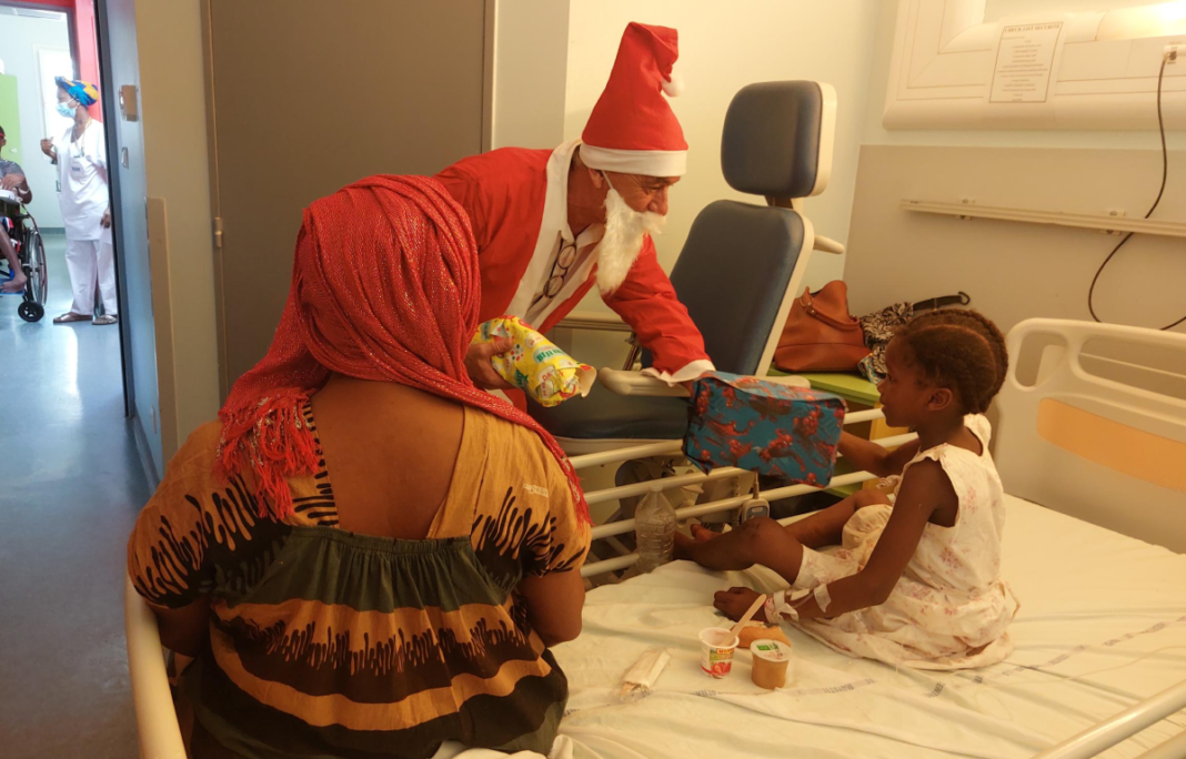 distribution-de-cadeaux-aux-enfants-hospitalises-de-la-joie-pour-tous