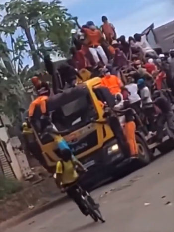 Des jeunes de Koungou sont montés sur un camion afin de déambuler dans la commune, lundi matin