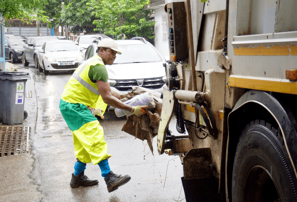 nombreux-sacs-poubelle-sont-entres-decomposition nombreux-sacs-poubelle-sont-entres-decomposition