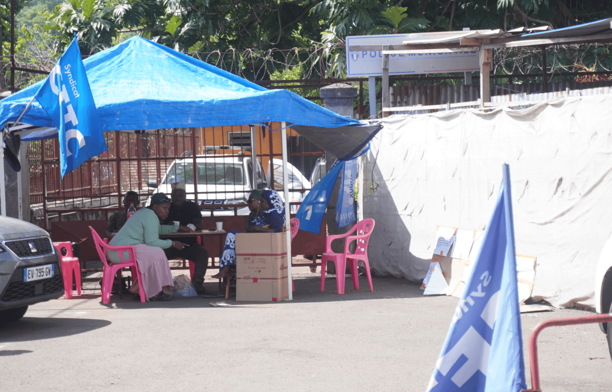 police-municipale-bloquee-par-agents-grevistes-koungou police-municipale-bloquee-par-agents-grevistes-koungou
