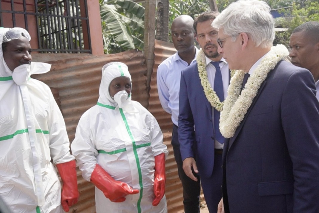 Frédéric Valletoux, ministre chargé de la Santé, s’est rendu dans un quartier informel de Koungou, où de nombreux cas de choléra ont été recensé.