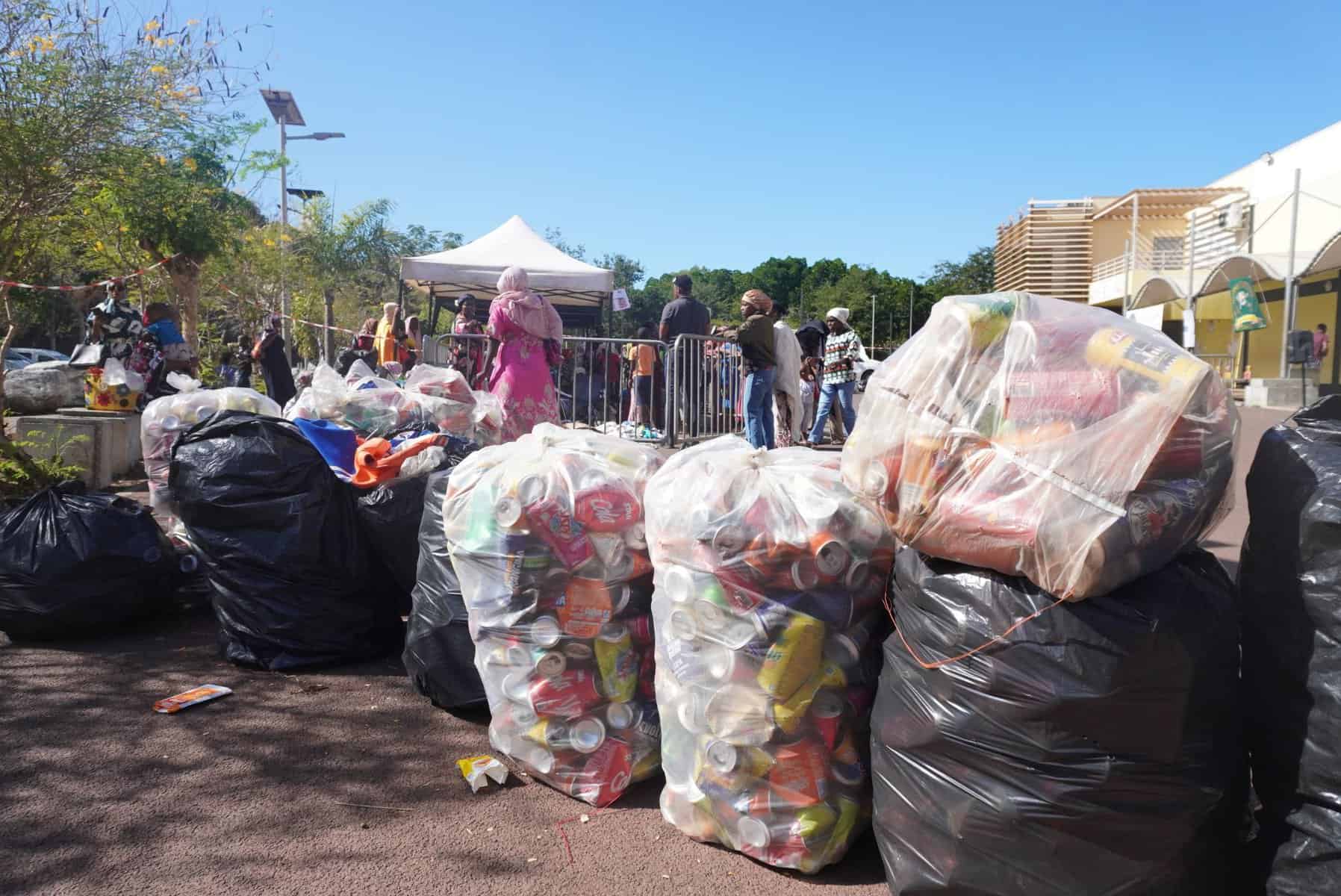 canettes-vides-contre-cartable-rempli
