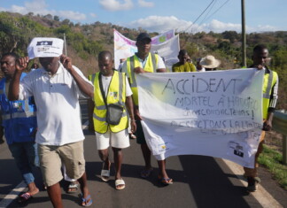 200 personnes rendent hommage aux enfants décédés à Sakouli FI - Marche blanche Sakouli 1