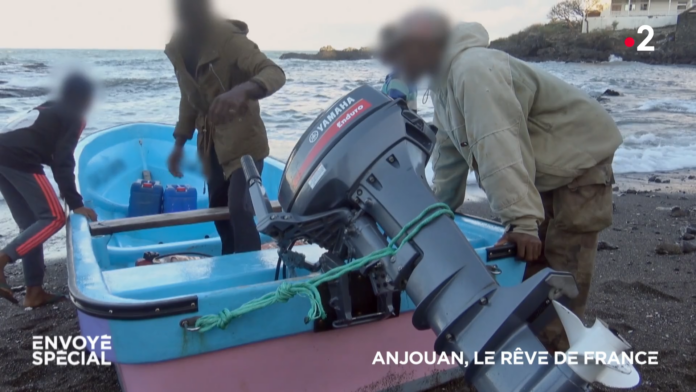 television-envoye-special-a-la-rencontre-des-passeurs-danjouan