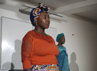 « Les filles sont tiraillées entre les valeurs de la République et la tradition mahoraise » La pièce « Elles avant nous » a été jouée au lycée de Dembéni, ce mardi 19 novembre. Les comédiennes y reprennent des témoignages de femmes mahoraises.