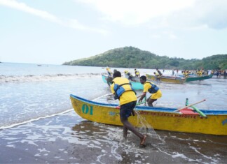 Les pirogues étaient au taquet à M’bouini pour le dixième festival Laka les-pirogues-etaient-au-taquet-a-mbouini-pour-le-dixieme-festival-laka