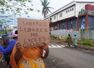 Au lycée Bamana, des parents d’élèves manifestent pour que les sinistrés quittent les lieux FI - Manif centre hebergement 1