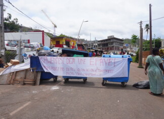 Un barrage pour protester contre le projet de camp à Kawéni FI - Photo du jour barrage Kaweni