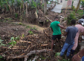 Au lendemain de Dikeledi, le Sud s’active pour enlever les débris FI - Reportage photo Dikeledi 1
