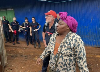 « Certains n’ont jamais vu de médecin », des pompiers soignent la population des bidonvilles