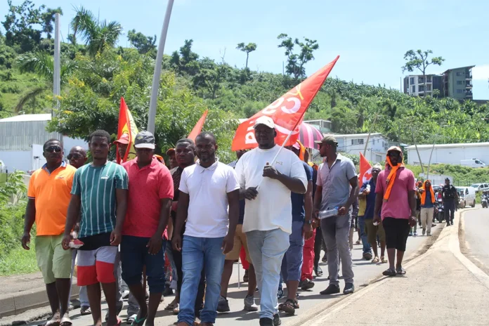 a-mayotte-les-grevistes-de-la-colas-mobilises-depuis-un-mois