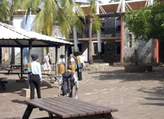 “A Mayotte Un assistant d’éducation doit gérer entre 200 et 300 élèves” a-mayotte-un-assistant-deducation-doit-gerer-entre-200-et-300-eleves