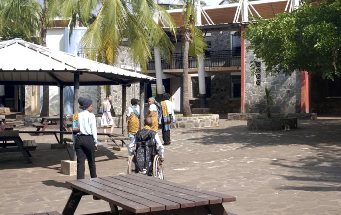 a-mayotte-un-assistant-deducation-doit-gerer-entre-200-et-300-eleves
