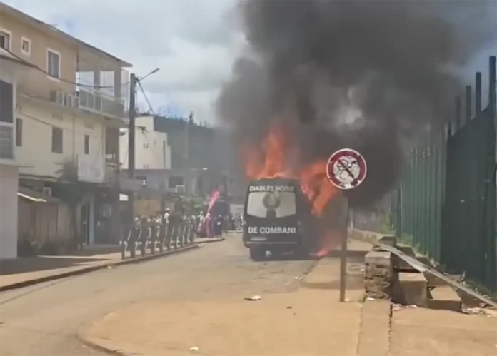 le-bus-des-diables-noirs-de-combani-reduit-en-fumee