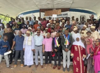 Un sit-in à Moroni contre la base navale annoncée à Mayotte Un sit-in à Moroni contre la base navale annoncée à Mayotte